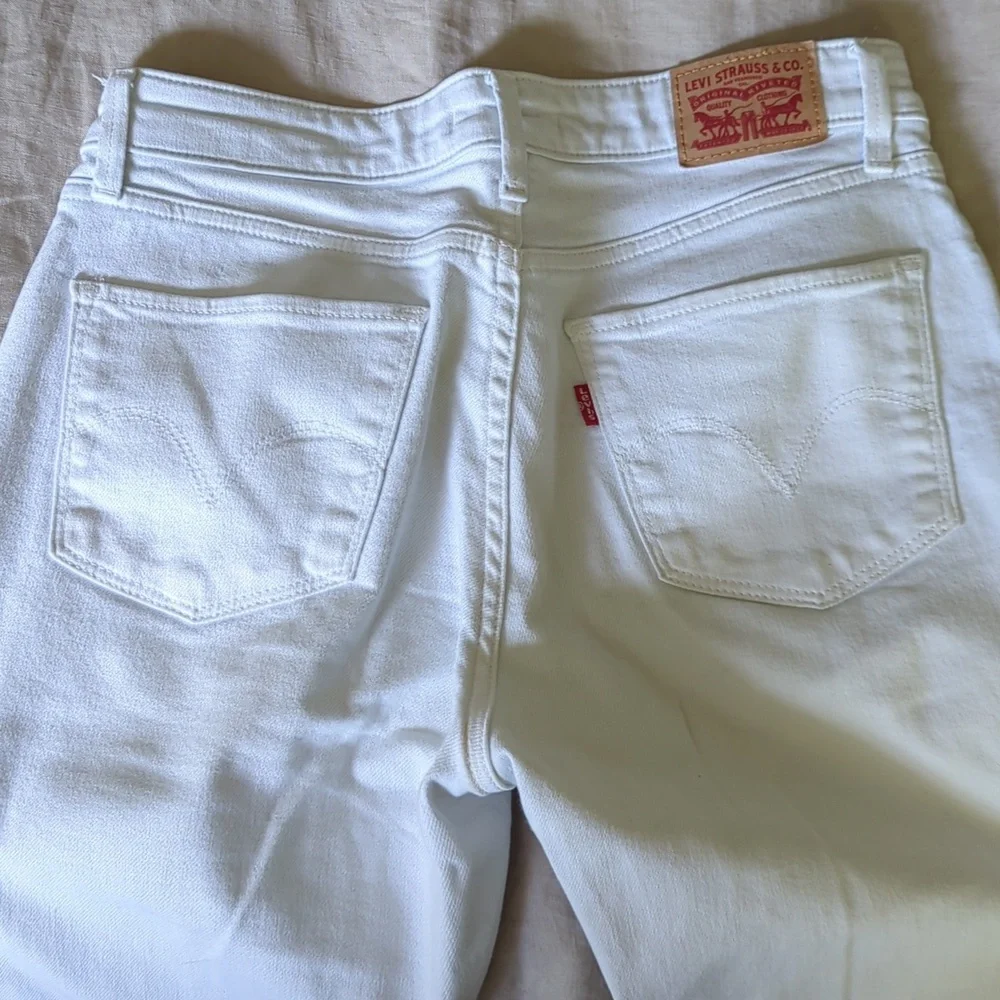 Levi's Classic Mid Rise Skinny White Jeans - Picture 3 of 6